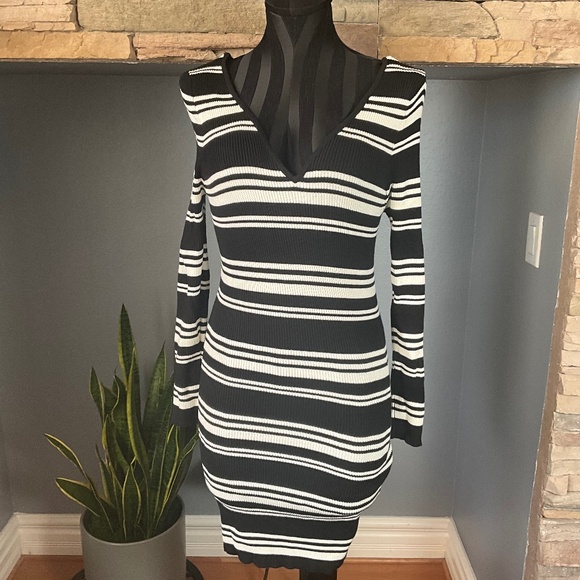 Kendall & Kylie Stretch Knit Bodycon Sweater Dress Preppy Stripe Black White L - Picture 2 of 10